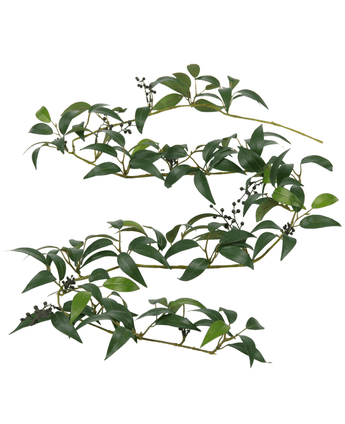 La Guirlande Artificielle Smilax 180 cm possède des branches longues et fines avec des grappes de feuilles vert foncé et de petites baies noires sur fond blanc.