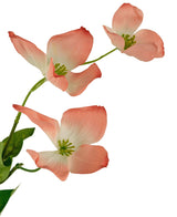 Le Cornouiller Artificiel Real Touch Rose Clair 74 cm présente trois fleurs de cornouiller rose clair avec des cœurs et des feuilles vertes sur une branche, sur un fond blanc.