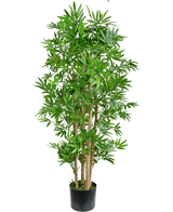 La Plante Artificielle Bambou Japonais 120 cm est une grande plante artificielle de bambou aux fines feuilles vertes et aux tiges marron clair, présentée dans un simple pot noir sur fond blanc.