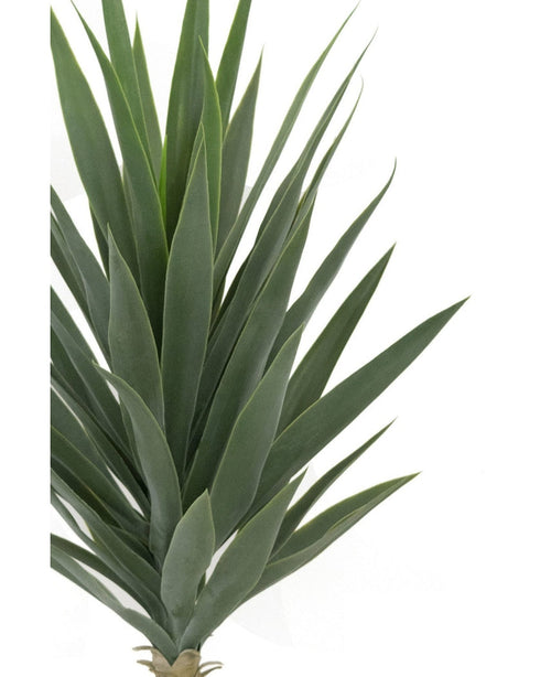 Gros plan de la plante artificielle Yucca 100 cm UV, avec des feuilles vertes denses et épineuses rayonnant vers le haut et vers l'extérieur à partir du centre sur un fond blanc uni.