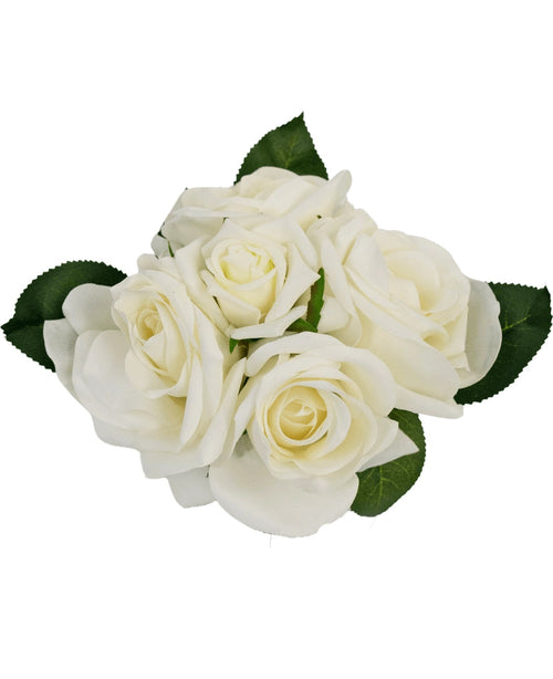 Le bouquet de roses artificielles Real Touch White 18 cm contient des roses artificielles blanches réalistes avec des feuilles vertes, rapprochées sur un fond blanc uni.