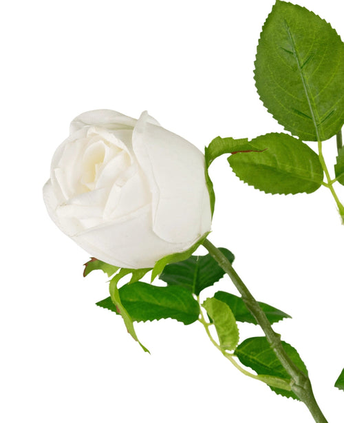 La Branche de Rose Artificielle Real Touch blanc 72cm est un simple bouton de rose artificiel blanc avec des feuilles et une tige vertes, sur un fond blanc.
