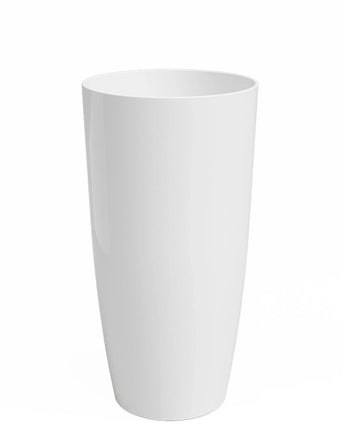 Le Santorini Planter est un grand vase cylindrique blanc (Ø27 cm x H40 cm) avec une finition lisse et brillante. Le vase se tient debout sur un fond blanc uni.