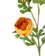 La branche de renoncule artificielle x5 Real Touch orange 62 cm présente cinq renoncules artificielles orange avec des pétales superposés et des feuilles vertes sur une tige, parfaites pour les compositions, présentées sur un fond blanc.