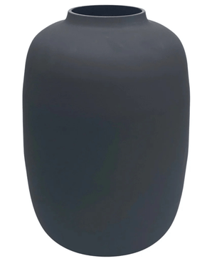 Le vase Artic Black Ø21 x H29 cm est un vase rond en céramique noir mat avec une surface lisse et une large ouverture, représenté sur un fond blanc uni.