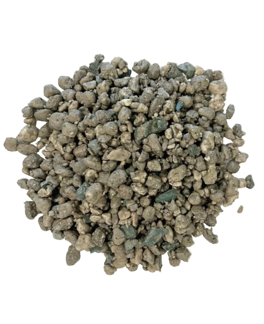 Un tas lâche de petites pierres volcaniques irrégulières grises et verdâtres provenant d'un sac de 10 litres sur fond blanc.