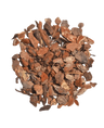Une pile de matériau de remplissage écorce d'arbre-écorce de bois 15L, composée de copeaux d'écorce d'arbre bruns séchés, est disposée en forme circulaire sur un fond blanc.