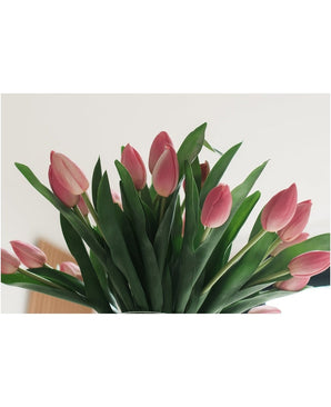 Le bouquet artificiel en soie Tulipes en vase Rose montre des tulipes roses aux feuilles vertes, sur un fond clair et vues de dessous.