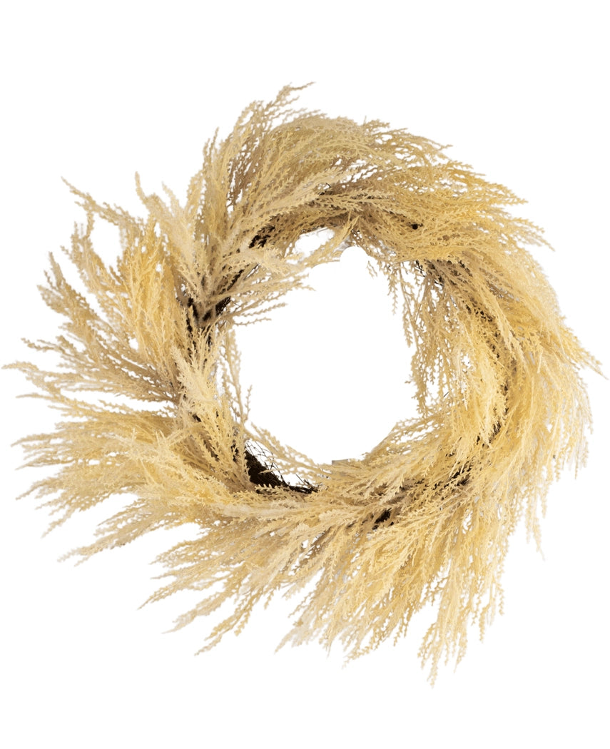 Une couronne artificielle ronde Pampass de 60 cm de couleur beige, fabriquée à partir d'herbe séchée et pelucheuse de couleur marron clair à la texture et à l'aspect aérés, sur fond blanc.