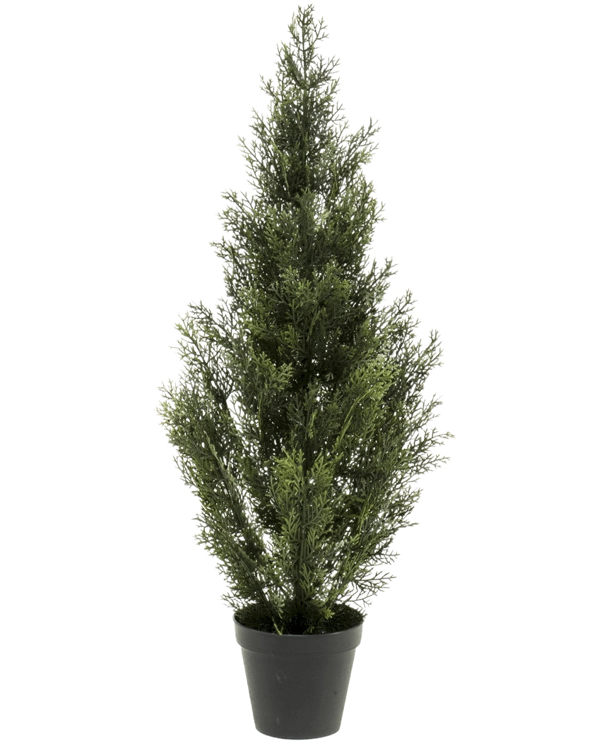La Plante Artificielle Conifère UV 90cm est un petit pin artificiel au feuillage vert dense dans un pot en plastique noir, debout sur un fond uni blanc.