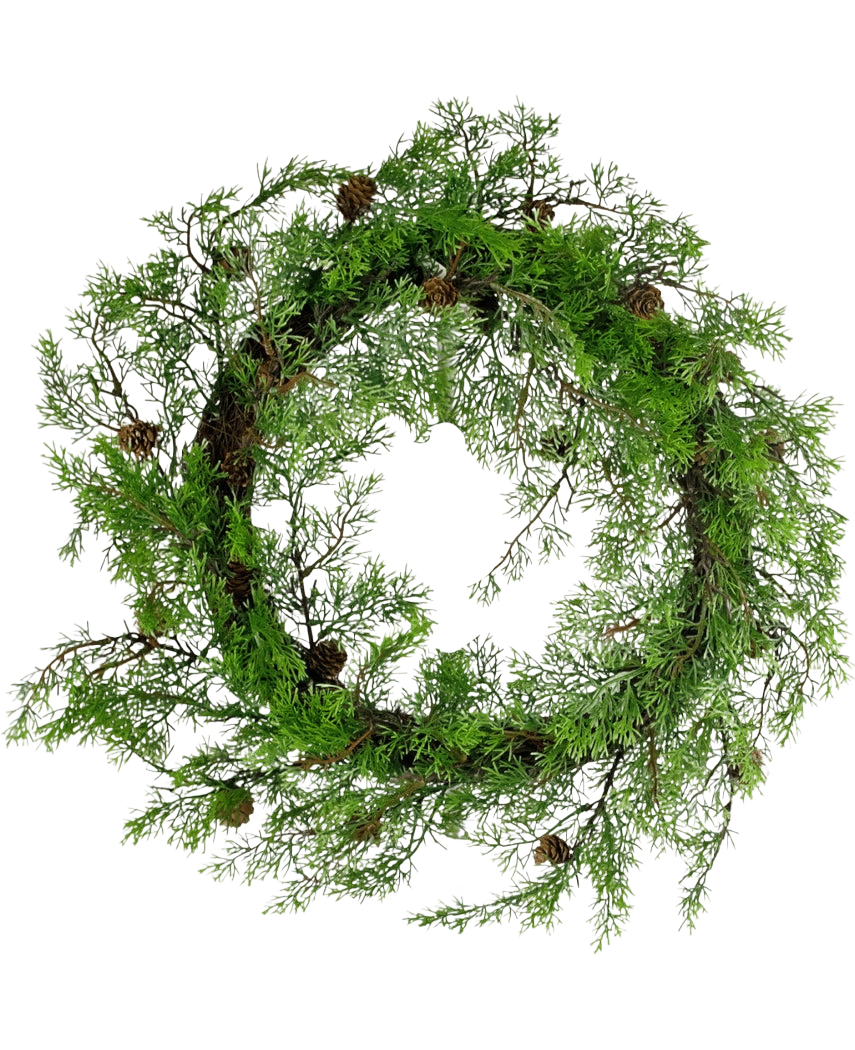 La couronne de pin artificiel 50 cm vert est une couronne ronde composée de branches de pin vert et de petites pommes de pin marron, disposées dans un style naturel et rustique sur un fond blanc.