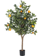L'Oranger Artificiel 120 cm a des feuilles vertes denses et des fruits orange vif sur un fond blanc uni.