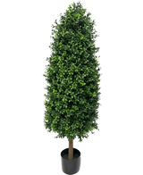 La Plante Artificielle Buis Pyramide UV 120 cm est une grande plante artificielle en forme de cône avec des feuilles vertes denses dans un petit pot noir, parfaite pour n'importe quel jardin. Il est doté d'une protection UV pour conserver son aspect éclatant sur un fond blanc uni.