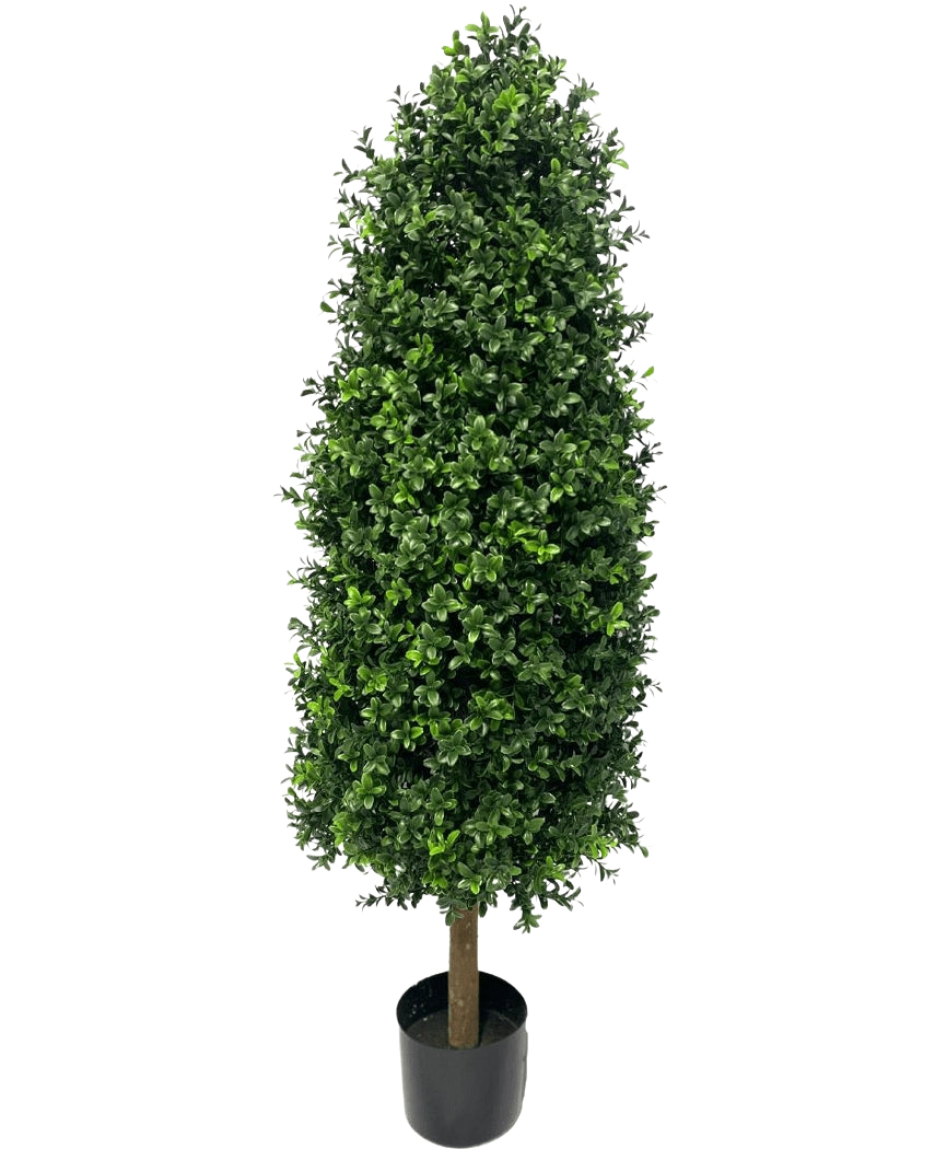 La Plante Artificielle Buis Pyramide UV 120 cm est une grande plante artificielle en forme de cône avec des feuilles vertes denses dans un petit pot noir, parfaite pour n'importe quel jardin. Il est doté d'une protection UV pour conserver son aspect éclatant sur un fond blanc uni.