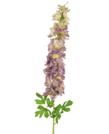 La Fleur Artificielle Delphinium 105 cm lilas est une tige artificielle de fleurs de delphinium violet clair et crème aux feuilles vertes, sur fond blanc.
