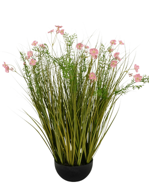 Le pot d'herbe d'oignon de fleur de Gesang rose de gazon artificiel est une plante artificielle ignifuge de 90 cm de haut avec de longues feuilles vertes ressemblant à de l'herbe et des fleurs roses dans un pot rond noir, représenté sur un fond blanc.