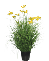 Le gazon artificiel Asteraceae 90 cm ignifuge présente des feuilles longues et fines ressemblant à de l'herbe et des bouquets de petites fleurs jaune vif sur de longues tiges, sur un fond blanc uni.
