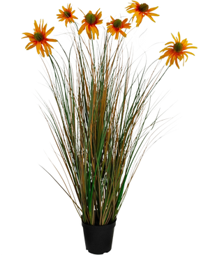 Le pot d'oignon de chrysanthème de gazon artificiel de 90 cm ignifuge a de hautes feuilles vertes et brunes ressemblant à de l'herbe avec sept fleurs de marguerites artificielles orange dans un pot noir, sur un fond blanc.