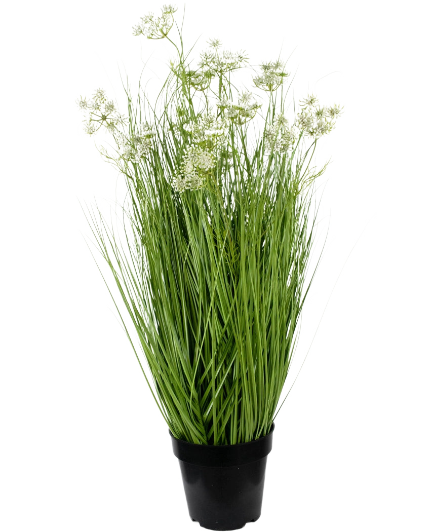 L'herbe artificielle à racines d'oignon de 90 cm ignifuge a de longues feuilles vertes minces et de délicates grappes de fleurs blanches dans un pot, sur un fond blanc uni.