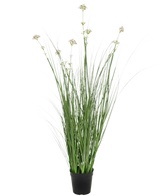 Le gazon artificiel poireau fleur oignon herbe pot 90 cm ignifuge a de longues et fines feuilles vertes et des grappes de fleurs pâles dans un pot noir, sur un fond blanc uni.