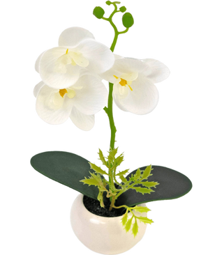 L'Orchidée Artificielle 28 cm blanche en pot présente trois grandes fleurs blanches et deux feuilles vertes dans un petit pot blanc, sur un fond uni.