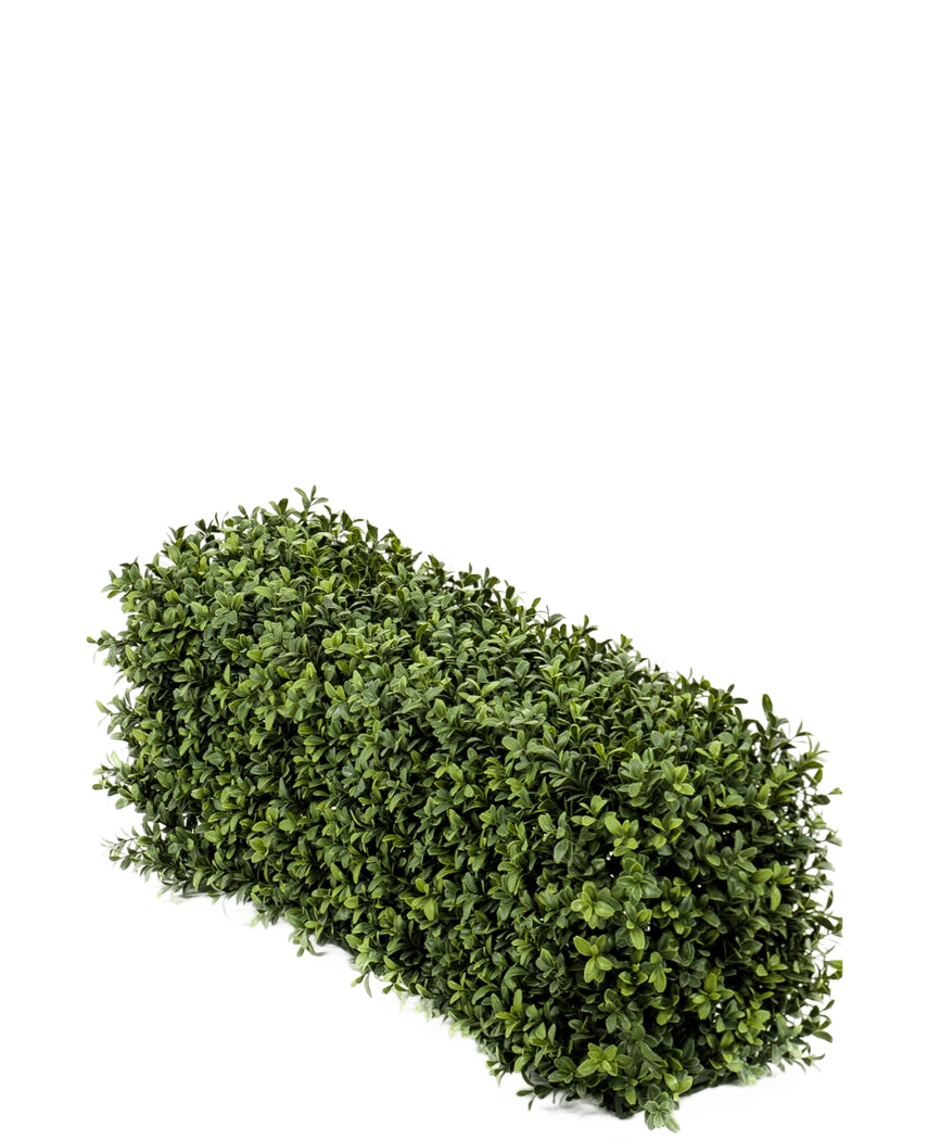 La Haie de Buis Artificiel UV 70x20x25 cm est un arbuste de buis artificiel dense et rectangulaire doté de petites feuilles vertes sur fond uni blanc.