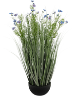 Le pot d'herbe d'oignon de fleur de Gesang violet de gazon artificiel (90 cm, ignifuge) a un gazon artificiel vert haut et fin et de délicates fleurs violet clair dans un pot noir, sur un fond blanc.