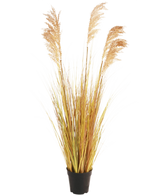 Le gazon artificiel Sorgho 110 cm ignifuge a de longues feuilles jaune-vert et des plumes brunes dans un pot noir - idéal pour donner à votre intérieur bohème une touche élégante sur un fond blanc uni.
