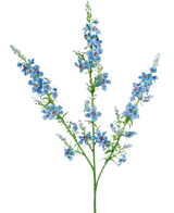 L'herbe à chat artificielle de 75 cm bleue a une seule tige verte qui se ramifie en trois, chacune avec des grappes de petites fleurs bleues vibrantes avec un centre violet et des feuilles vertes, sur un fond blanc uni.