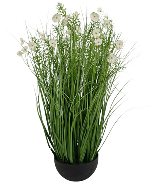 Le pot d'herbe d'oignon de fleur de Gesang blanc de gazon artificiel est une plante artificielle ignifuge de 90 cm avec de longues et fines feuilles vertes et de délicates fleurs blanches dans un pot rond noir, sur un fond blanc uni.