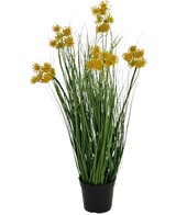 Un bonsaï d'herbe d'oignon de fleur de racine de gazon artificiel, de 60 cm de haut et ignifuge, avec de fines feuilles vertes et des grappes de fleurs jaunes sur de longues tiges, sur un fond blanc uni.