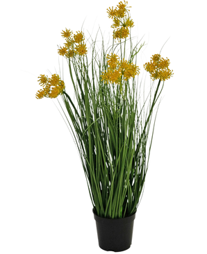 Un bonsaï d'herbe d'oignon de fleur de racine de gazon artificiel, de 60 cm de haut et ignifuge, avec de fines feuilles vertes et des grappes de fleurs jaunes sur de longues tiges, sur un fond blanc uni.