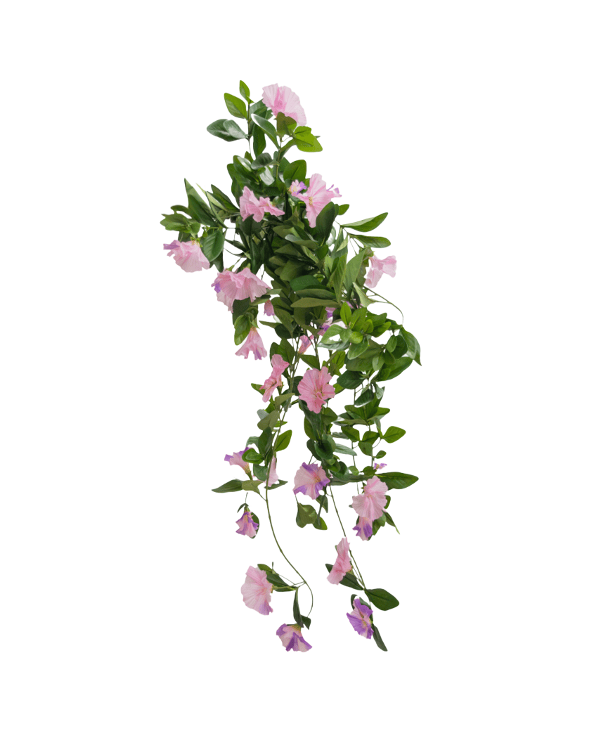 La plante artificielle suspendue Pétunia 70 cm présente des feuilles vertes et des fleurs violettes en forme de trompette sur un fond uni blanc.