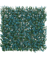 La Haie Artificielle Buis bleu 50x50 cm UV est un panneau carré dense de feuilles vertes artificielles et de petites fleurs bleues sur un support grillagé, vu du dessus sur un fond blanc.