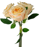 Un gros plan du bouquet de roses artificielles Real Touch Champagne 30 cm, avec trois roses artificielles couleur pêche aux feuilles vertes, les tiges attachées avec une corde de couleur claire, sur un fond blanc.
