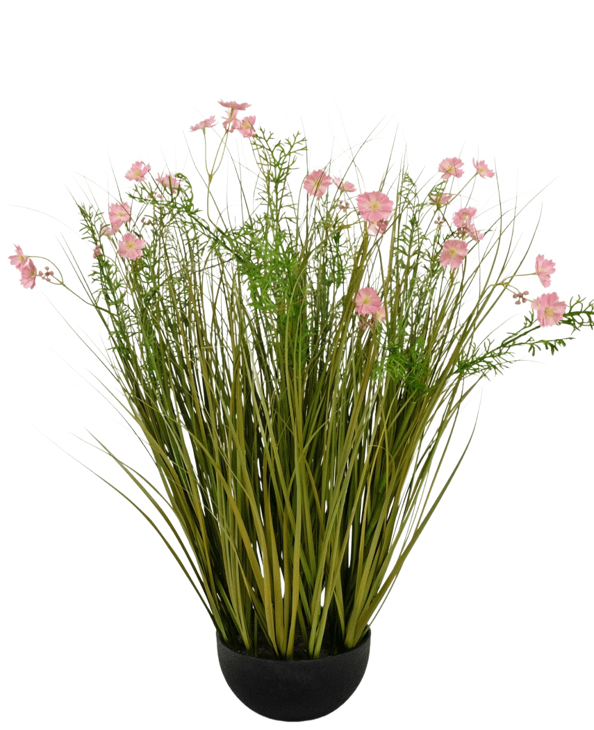 Le pot d'herbe d'oignon de fleur de Gesang rose de gazon artificiel est une plante artificielle ignifuge de 90 cm de haut avec de longues feuilles vertes ressemblant à de l'herbe et des fleurs roses dans un pot rond noir, représenté sur un fond blanc.