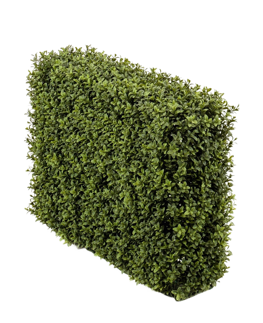 La Haie de Buis Artificiel UV 70x20x50 cm, une haie rectangulaire verte dense avec de petites feuilles, est présentée dans une jardinière en plastique protégée contre les UV sur un fond blanc uni.