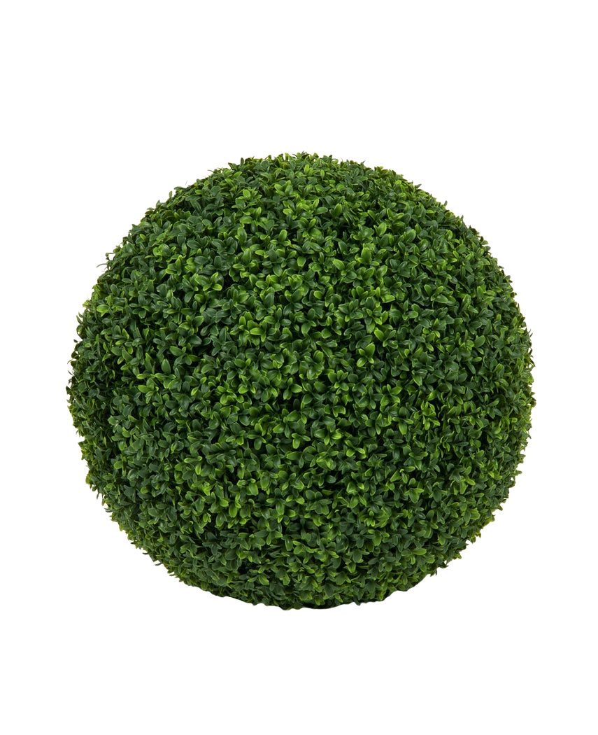 Un topiaire dense et rond de buis artificiel de style romain UV D55cm composé de feuilles de buis vert artificiel sur un fond blanc uni.