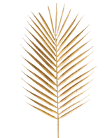 La Fougère Branche Artificielle 64 cm dorée possède une seule feuille de palmier dorée avec des feuilles longues et fines sur un fond blanc uni.