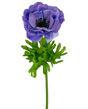 L'Anémone Artificielle Real Touch Bleu Violet 52 cm possède une anémone bleu-violet monocouche avec un cœur sombre sur une tige verte et des feuilles profondément lobées, sur un fond blanc.