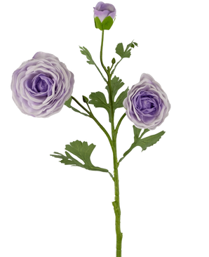 La Rose Artificielle "Emine" Real Touch Violet 62 cm a une tige verte avec deux renoncules ouvertes violet clair et un bourgeon violet, ainsi que plusieurs feuilles vertes, le tout sur un fond blanc uni.