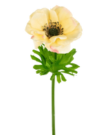 L'Anémone Artificielle Real Touch jaune 52 cm est une anémone artificielle réaliste avec une fleur jaune clair, un cœur foncé, des feuilles vert clair profondément lobées et une longue tige verte, parfaite pour la décoration et sur un fond blanc.