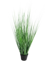 Le Gazon Artificiel Oignon 130 cm ignifuge est une plante graminée ornementale en pot aux feuilles vertes longues et fines, sur un fond uni blanc.