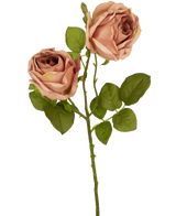 La Rose Artificielle Deluxe 55 cm rose possède deux roses artificielles rose-brun avec des feuilles vertes sur une seule tige, qui forment un contraste saisissant sur un fond blanc uni.
