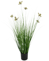 Le pot de gazon artificiel papillon oignon 90 cm ignifuge a de longues et fines feuilles de gazon artificiel vert et des fleurs jaunâtres sur de longues tiges, présentées dans un pot sur un fond blanc uni.