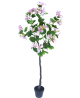 La Plante Artificielle Judas 150 cm est une plante artificielle en pot avec des feuilles vertes et de nombreuses fleurs rose clair sur fond blanc uni.
