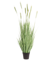 Le gazon artificiel Plant Green 150 cm ignifuge possède des brins verts hauts et minces et des tiges semblables à celles du blé, qui donnent un aspect naturel à l'intérieur. Cette plante de gazon artificiel se dresse sur un fond blanc uni.