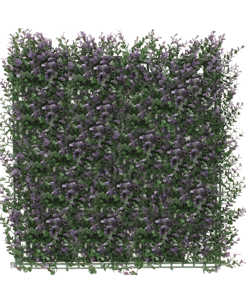 La Haie Artificielle Buis Violet 50x50 cm UV est un panneau carré et dense de verdure artificielle avec de petites fleurs violettes, créant un tapis de jardin vertical luxuriant, parfait pour égayer un fond blanc.