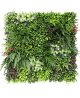 La Haie Artificielle Vibrant 100x100 cm UV possède un jardin vertical luxuriant avec des plantes vertes denses, des fougères et de petites fleurs blanches, violettes et jaunes en motif carré sur fond blanc.
