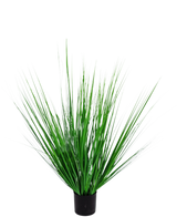Le Gazon Artificiel Oignon 90 cm ignifuge est un gazon artificiel en pot avec de longues et fines lames vertes dans un récipient noir compact, sur un fond blanc uni.
